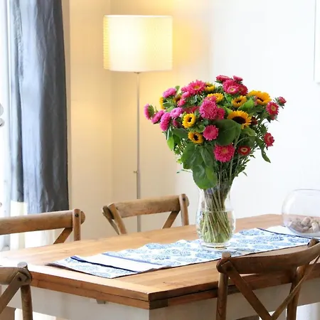 Key To - Fairytale View, 2 Bd + Elevator *