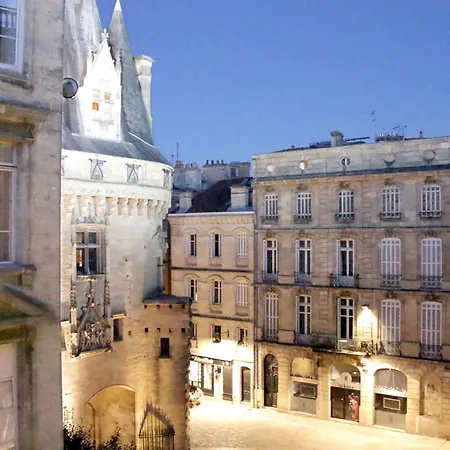 Key To - Fairytale View, 2 Bd + Elevator *