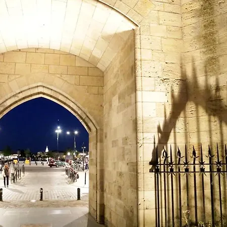 Key To - Fairytale View, 2 Bd + Elevator *