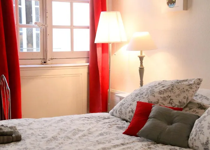 Key To - Fairytale View, 2 Bd + Elevator Apartment