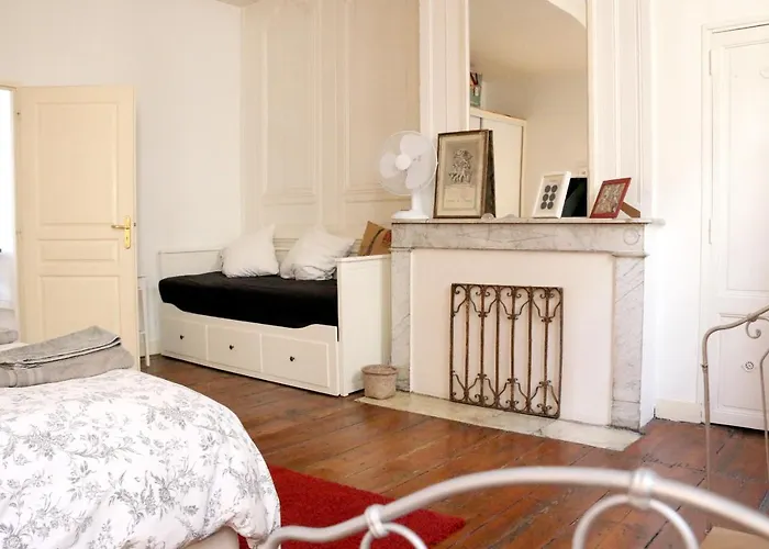 Key To - Fairytale View, 2 Bd + Elevator Apartment Bordeaux