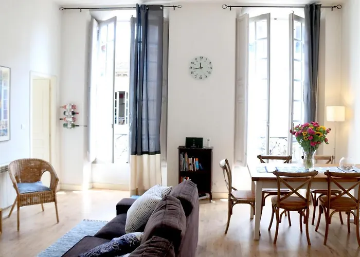 Key To - Fairytale View, 2 Bd + Elevator Apartment *