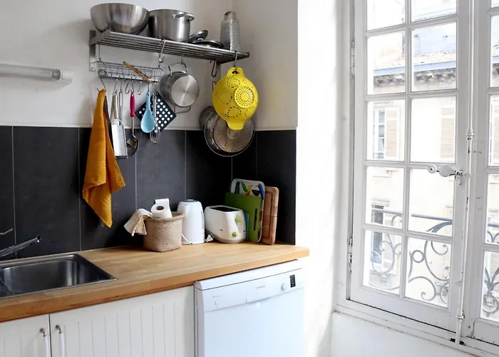 Key To - Fairytale View, 2 Bd + Elevator *