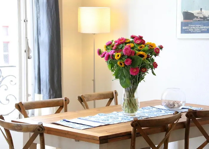 Key To - Fairytale View, 2 Bd + Elevator *