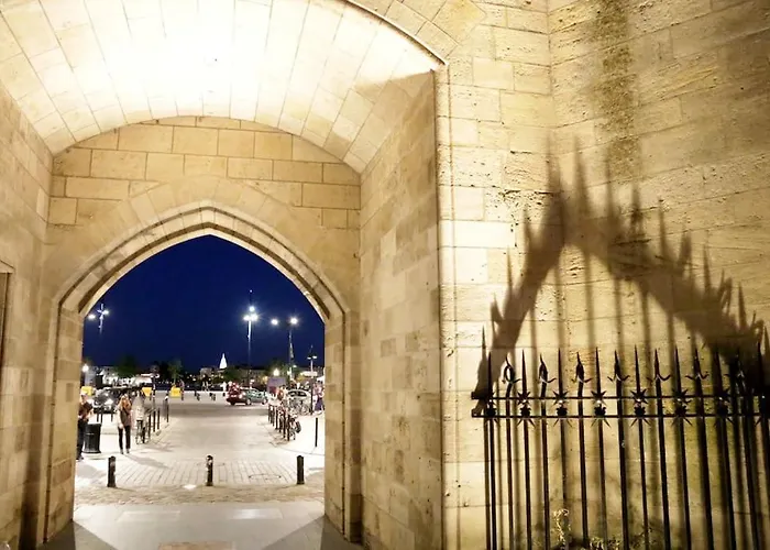 Key To - Fairytale View, 2 Bd + Elevator *