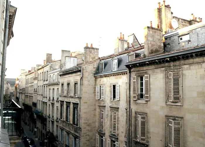 Key To - Fairytale View, 2 Bd + Elevator Apartment