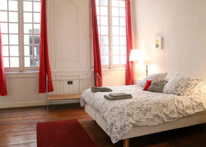 Key To - Fairytale View, 2 Bd + Elevator Apartment