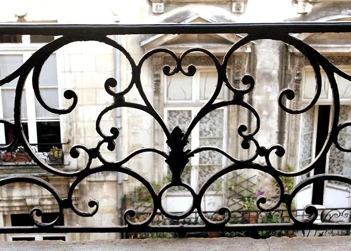 Key To - Fairytale View, 2 Bd + Elevator Apartment Bordeaux