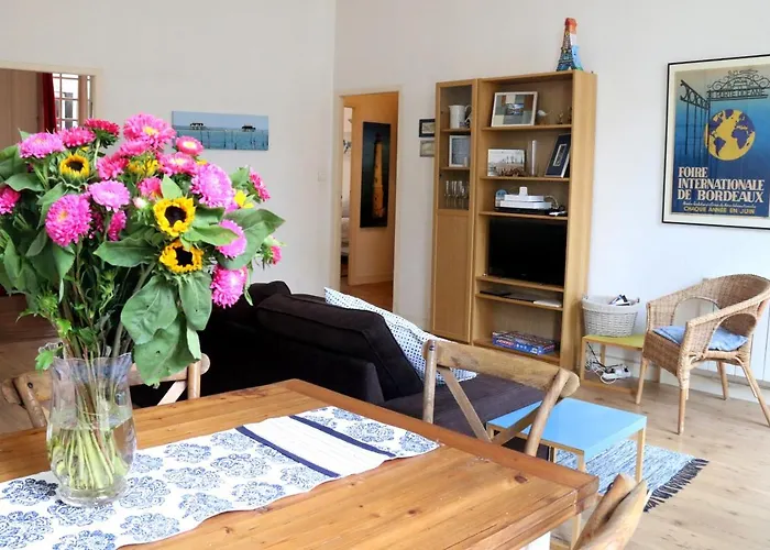 Key To - Fairytale View, 2 Bd + Elevator Apartment